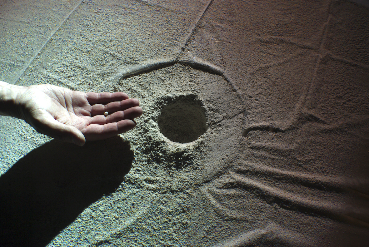 Krater und Projektil eines experimentellen Überall-Einschlags in Mehl